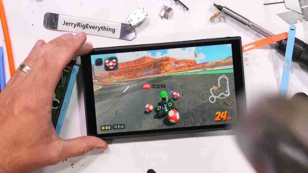 屏幕很能挨砸!Switch 2被锤子砸了50次后还能正常玩