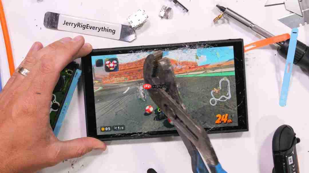 屏幕很能挨砸!Switch 2被锤子砸了50次后还能正常玩