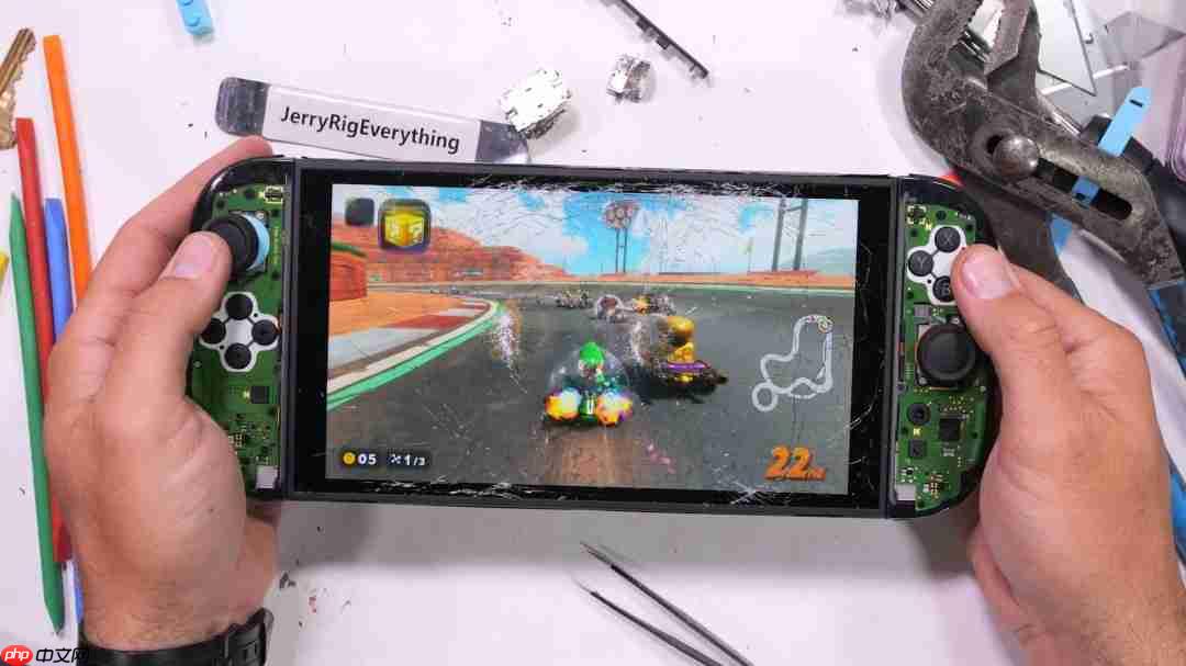 屏幕很能挨砸!Switch 2被锤子砸了50次后还能正常玩
