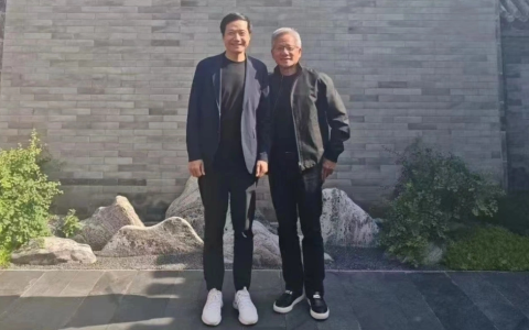 英伟达 CEO 黄仁勋今年第三次来华，与小米创始人雷军亲密合影曝光