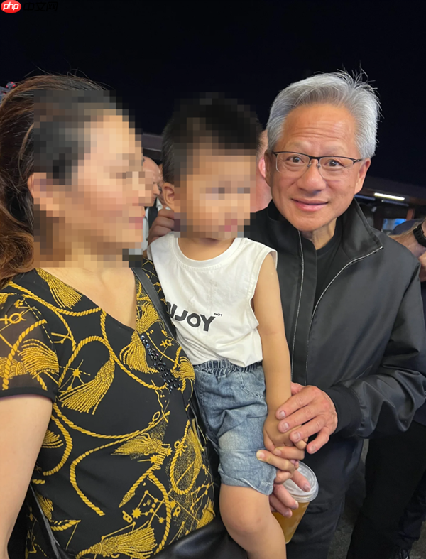 身价千亿的黄仁勋现身北京什刹海:与小姐姐合影 酒吧小酌聊天