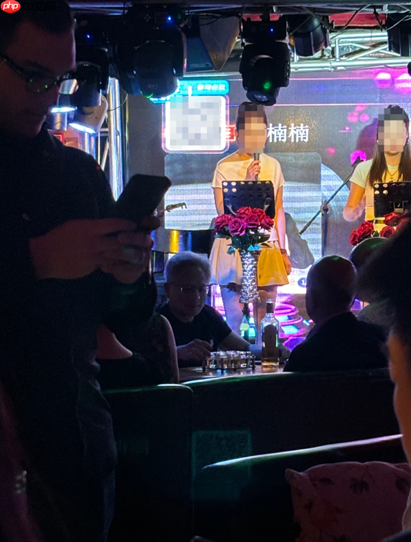 身价千亿的黄仁勋现身北京什刹海:与小姐姐合影 酒吧小酌聊天