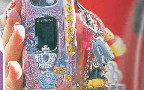 iPhone 17 能用挂绳了，梦回 20 年前？