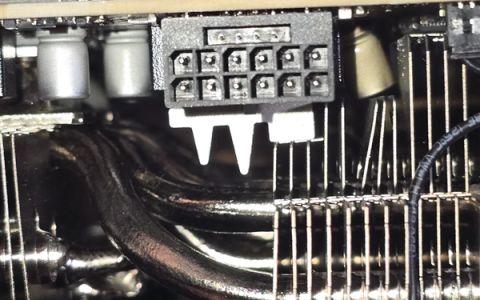 罕见！RTX 5090发生电容爆炸：散热片都被炸弯