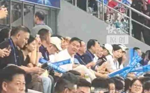 京东刘强东现身苏超观众席，为宿迁队主场迎战淮安队加油助威