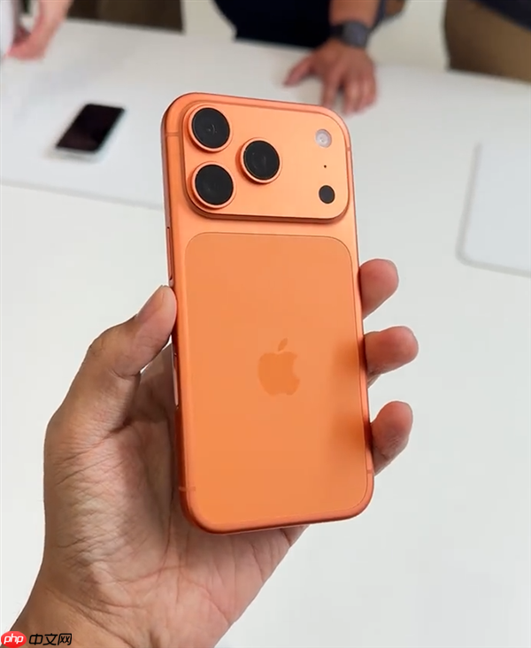 苹果的牙膏终于“挤爆了”!吴彦祖与库克合影:超期待用上iPhone 17系列