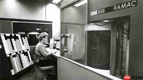 69年前 IBM发明第一块硬盘!容量只有3.75MB 但重达1吨