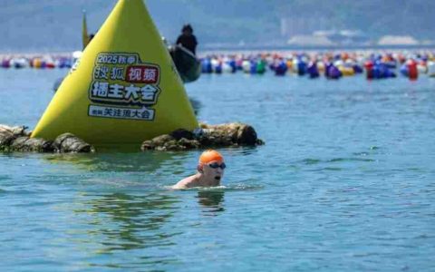 张朝阳挑战横渡南澳岛-饶平海湾 全程8.69公里历时5小时18分