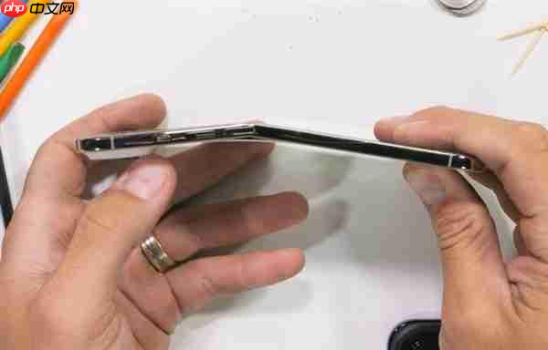 首次!5.6毫米机身的iPhone Air终于被掰弯了:需要100kg的力量 普通人根本掰不断