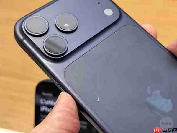 iPhone 17系列或成近年最娇气苹果手机:用了几个小时就满身划痕 蓝色黑色尤甚