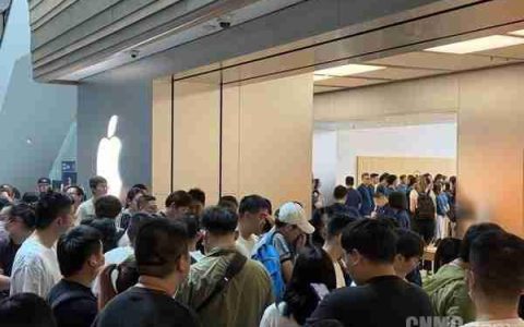 iPhone 17系列开售 南京东路店首位顾客选了Pro Max
