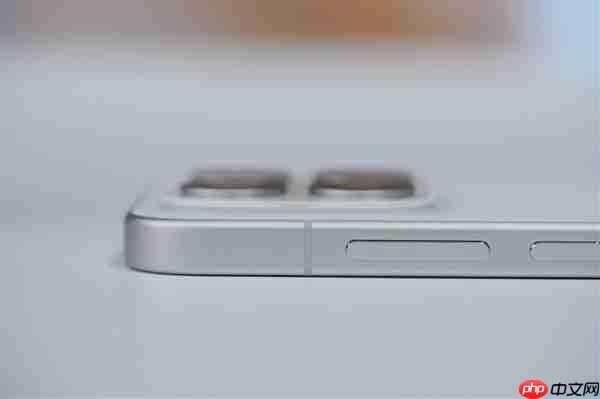 小直屏第一次冲上7000mAh!小米17图赏