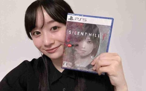 《寂静岭f》美女脸模晒与PS5光盘合照 很漂亮
