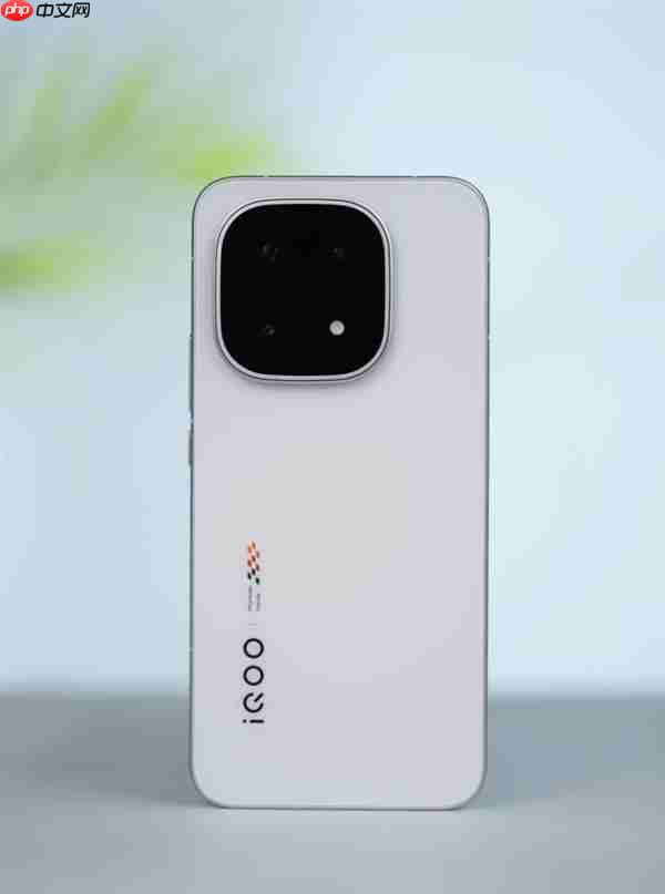 首发2K三星珠峰屏 一眼通透!iQOO 15图赏