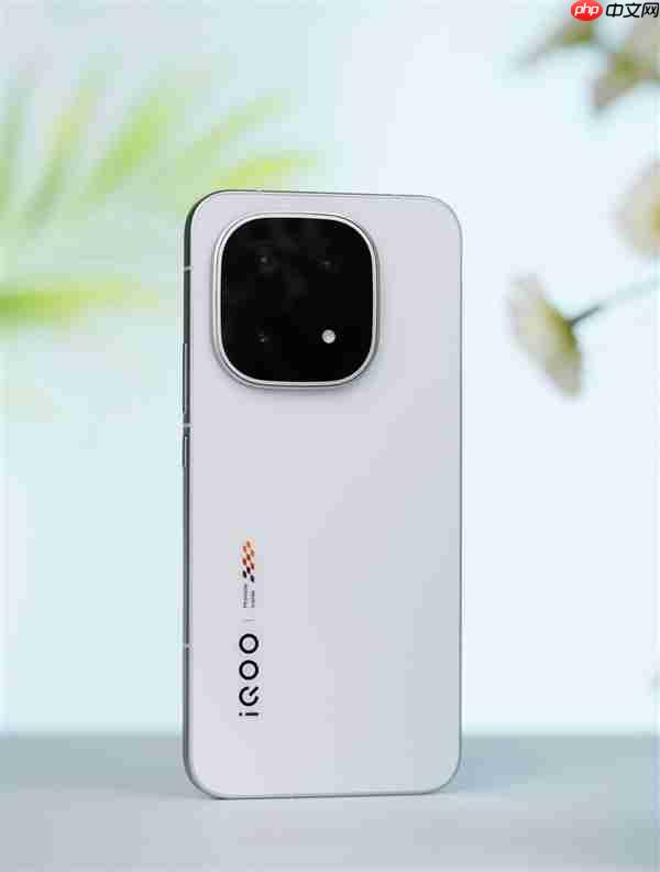 首发2K三星珠峰屏 一眼通透!iQOO 15图赏