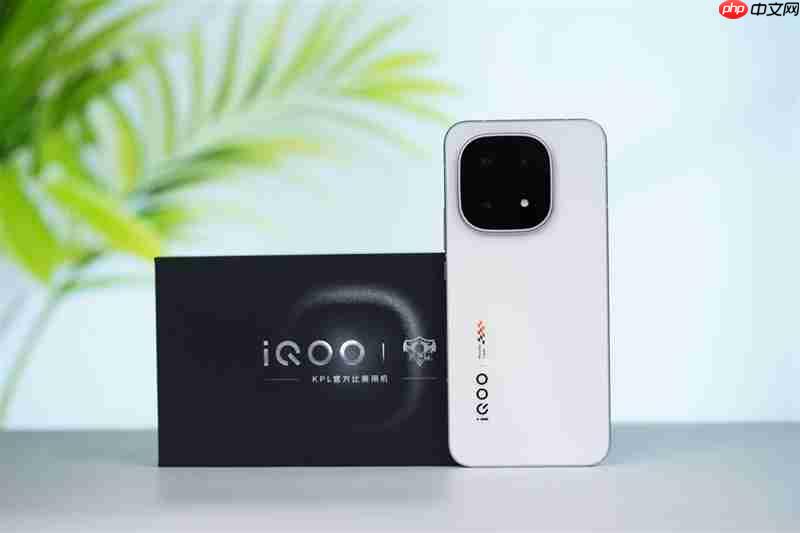 从性能机到水桶旗舰! iQOO 15评测:双芯算力+全场景优化 不止游戏强机