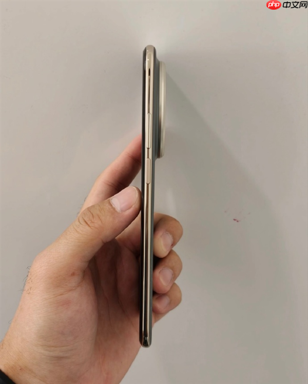 最薄Mate！华为Mate 70 Air真机现身：iPhone Air劲敌来了