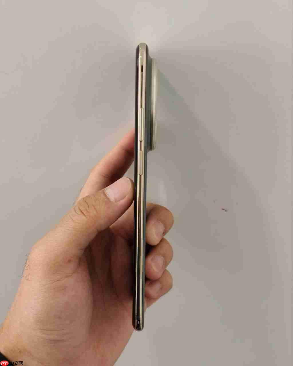 有 SIM 卡槽,华为 Mate 70 Air 真机新图曝光