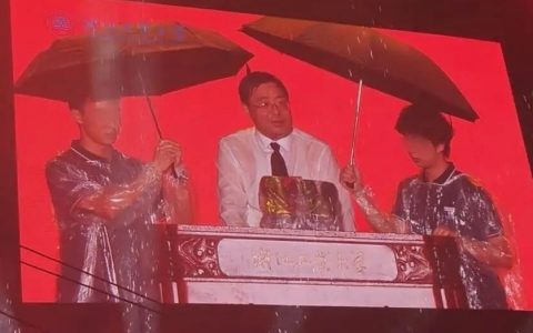 两学生撑伞反把校长淋透是怎么回事？详情介绍