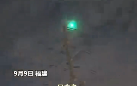 福建多地夜空现不明飞行物 目击者：速度极快放蓝绿色光芒