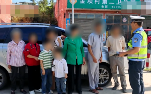 一家老小九人强挤七座车出游是怎么回事？详情介绍