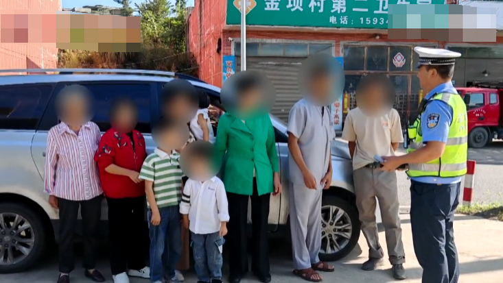 一家老小九人强挤七座车出游是怎么回事？详情介绍