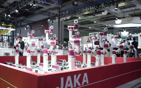 会玩魔方、会拉花……闵行这家企业的机器人还捧回了大奖！