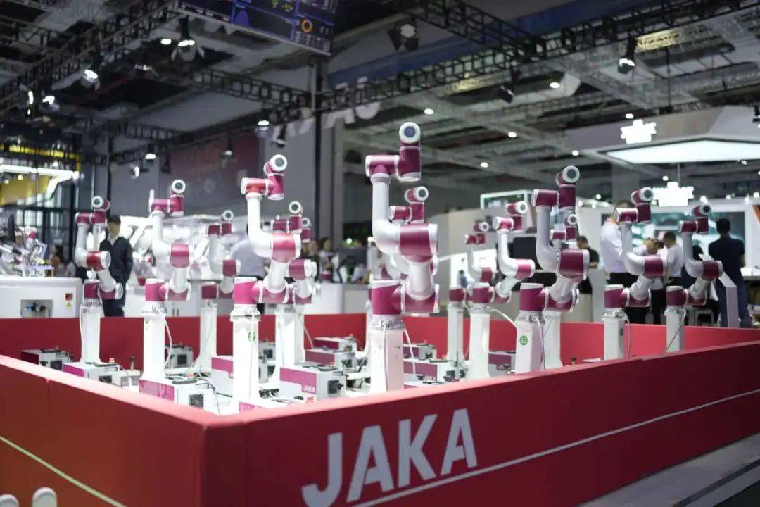 会玩魔方、会拉花……闵行这家企业的机器人还捧回了大奖!