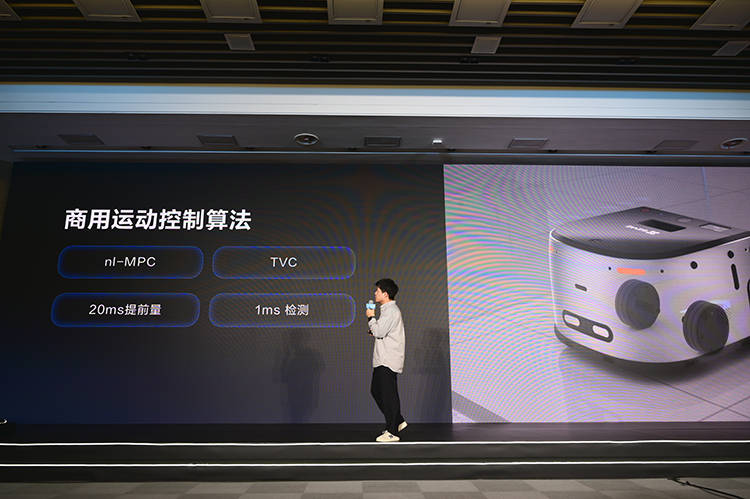 萤石发布AI扫拖宝 RS20 Pro:深度学习加持 智能清洁新体验