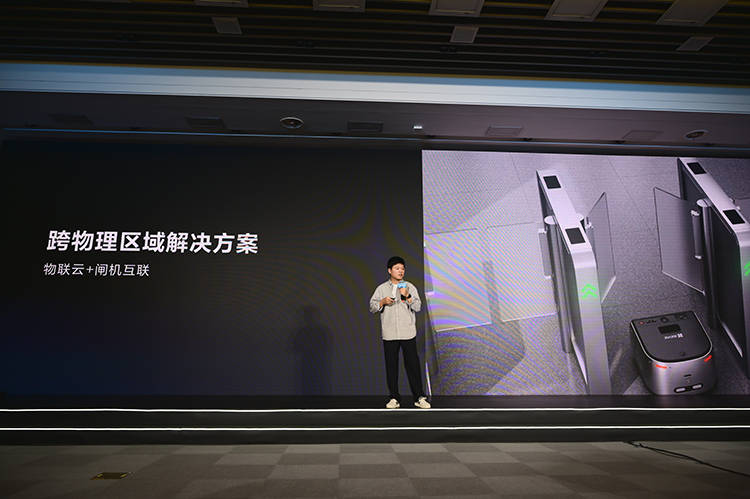 萤石发布AI扫拖宝 RS20 Pro:深度学习加持 智能清洁新体验