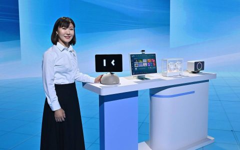 小度添添家庭机器人发布：全面接入文心一言大模型，售价4599元