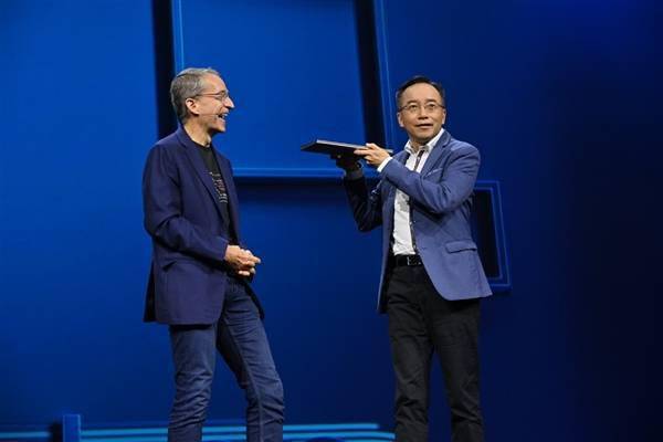 AI PC:千载难逢的行业救星!Intel预计明年可达数千万台
