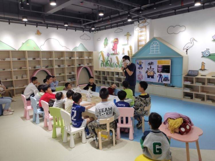 在赵巷公园里,孩子们邂逅了一场智能机器人的探秘之旅