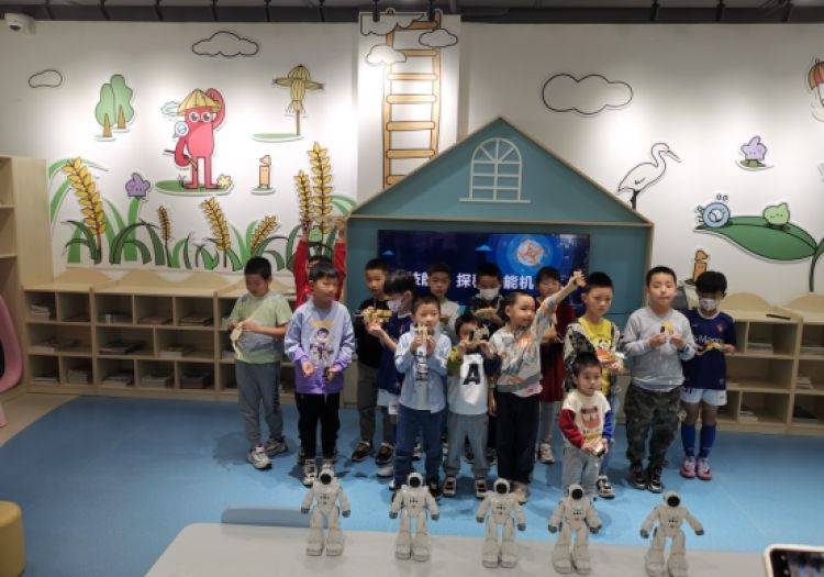 在赵巷公园里,孩子们邂逅了一场智能机器人的探秘之旅