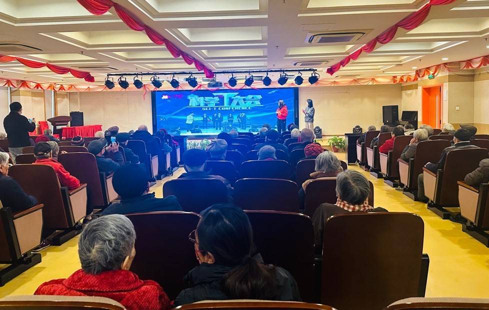 上海这家网红福利院又“上新”,这一次老人们玩起了投篮机器人
