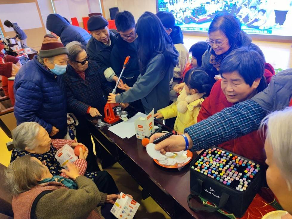 上海这家网红福利院又“上新”,这一次老人们玩起了投篮机器人