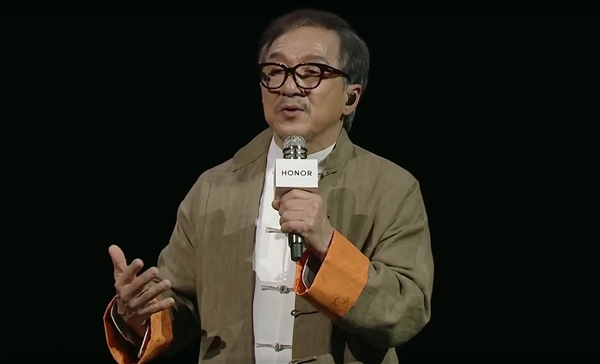 成龙“脚踢”荣耀手机毫发无损:一口气买了十几台送人