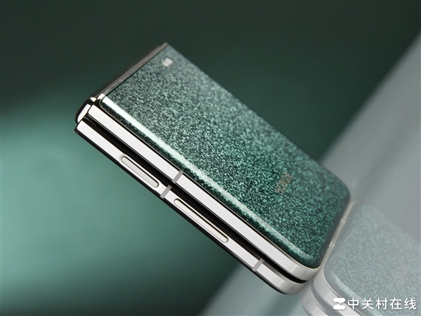 荣耀Magic V Flip上手:小巧身材 掌中巨幕