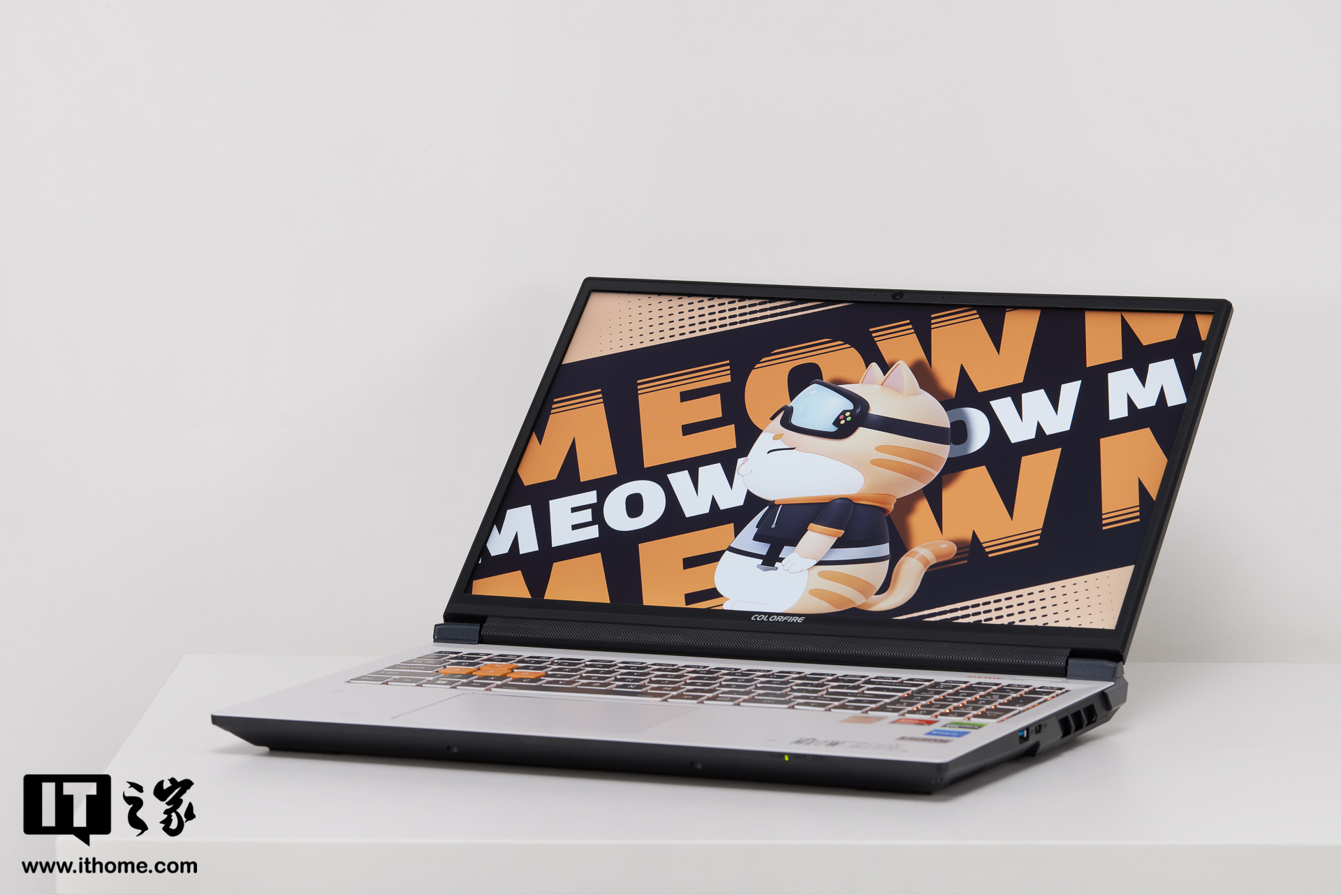 COLORFIRE 橘宝 MEOW R16 雪影白图赏，高颜值性能本，情绪价值拉满