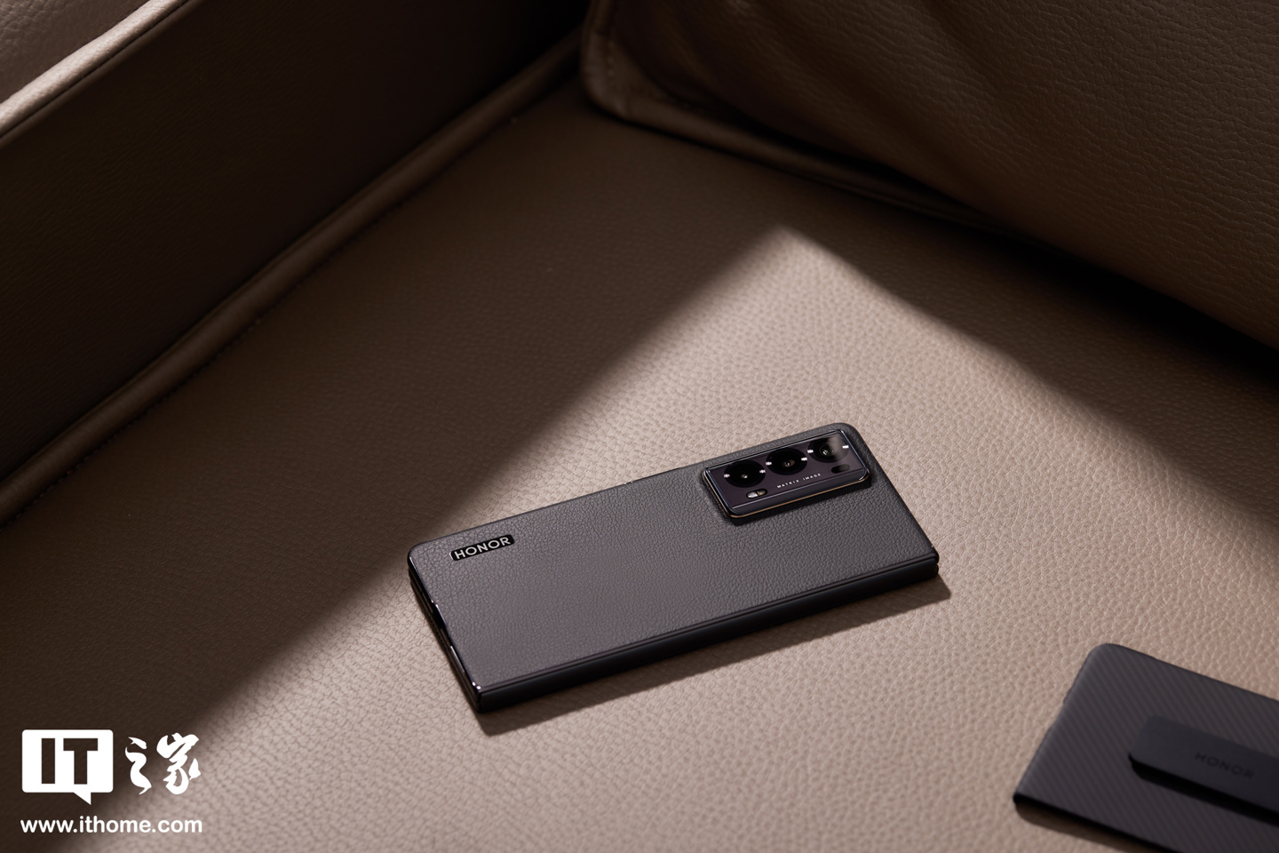 消息称荣耀骁龙 8 Gen 3 折叠屏配备 5200mAh 电池、50Mp 大底主摄,预计为 Magic V3