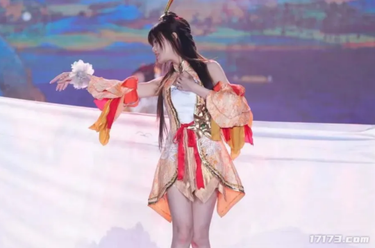 胸不巨何以聚天下!网游Coser的美少女们到底有多挣钱?