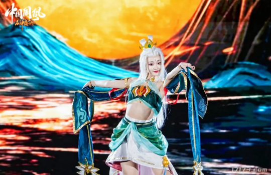 胸不巨何以聚天下!网游Coser的美少女们到底有多挣钱?