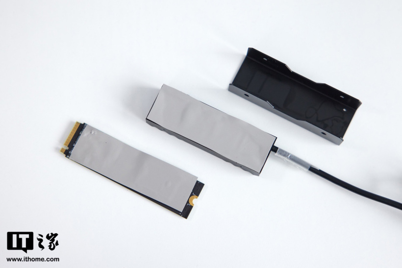 雷克沙 NM1090 PCIe5.0 Gen5x4 NVMe 固态硬盘体验:12000MB/s超高速读取,RGB 散热马甲是绝配