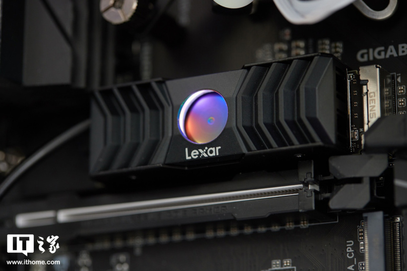 雷克沙 NM1090 PCIe5.0 Gen5x4 NVMe 固态硬盘体验：12000MB/s超高速读取，RGB 散热马甲是绝配
