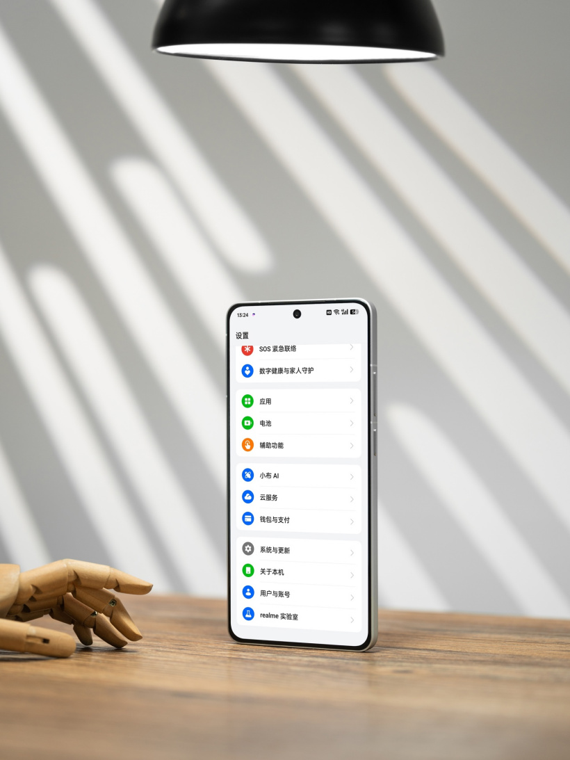 realme 真我 GT6 真机正面照公布:极窄边框 + 金属中框
