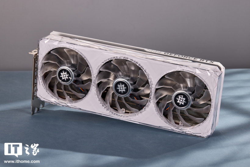 影驰 GEFORCE RTX 4070 Ti SUPER 星曜 OC 显卡图赏：潮流“水晶”外壳，炫彩风扇光环
