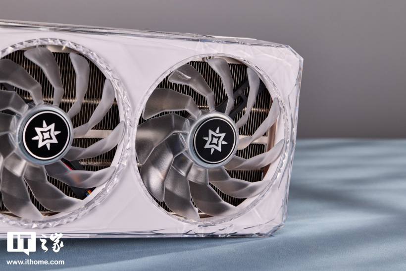 影驰 GEFORCE RTX 4070 Ti SUPER 星曜 OC 显卡图赏：潮流“水晶”外壳，炫彩风扇光环