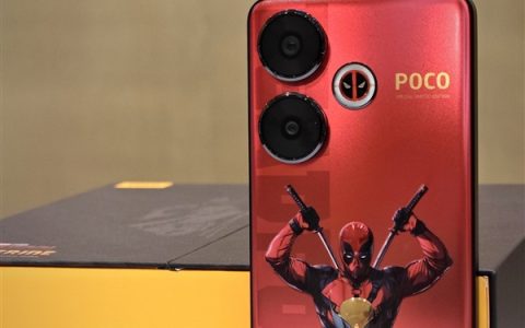 小米POCO F6《死侍与金刚狼》联名版真机曝光：贱贱闪光灯吸睛