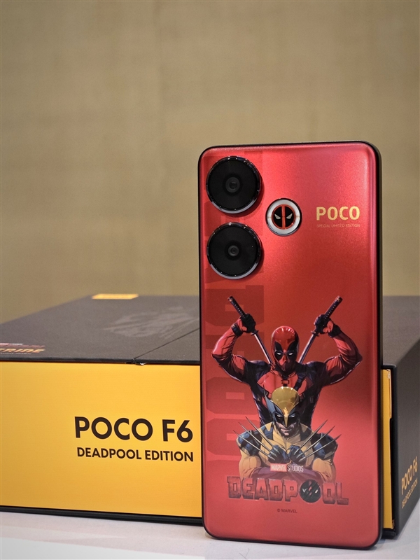 小米POCO F6《死侍与金刚狼》联名版真机曝光:贱贱闪光灯吸睛