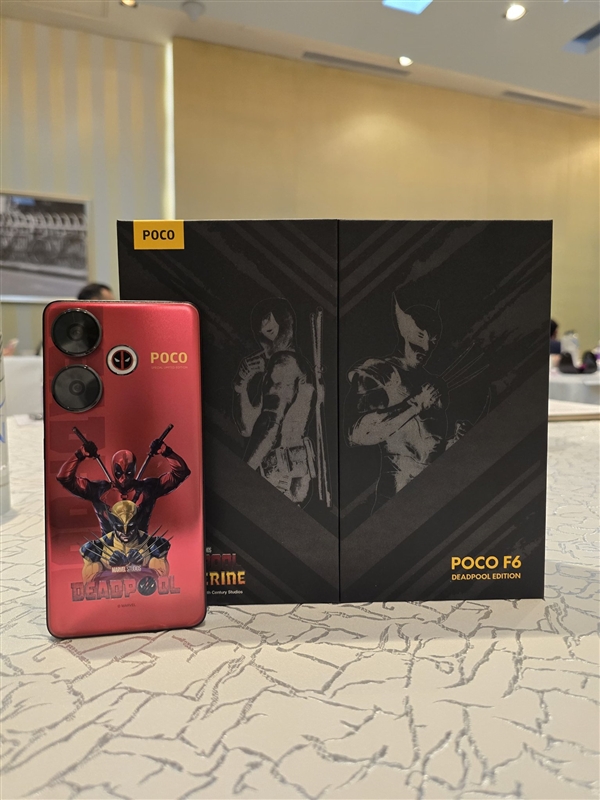 小米POCO F6《死侍与金刚狼》联名版真机曝光:贱贱闪光灯吸睛